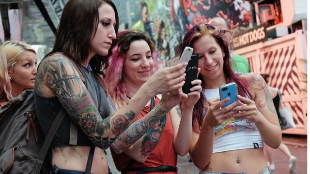 Chicas jugando a Pokémon Go en Nueva York
