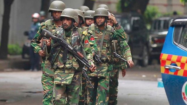 গুলশানে জঙ্গী-বিরোধী অভিযানের পর বেরিয়ে আসছেন সেনাবাহিনীর একটি দল।