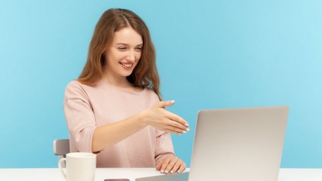 Chica usando computadora