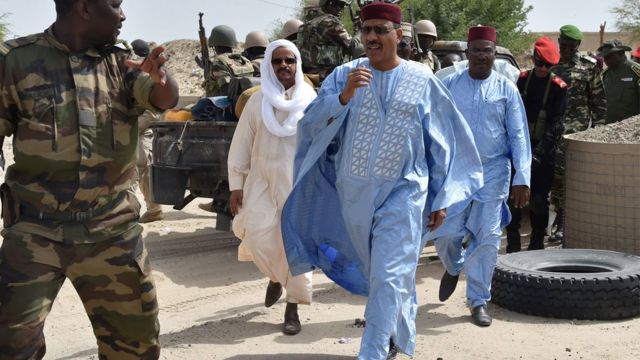 Le ministre de l'Intérieur, Mohamed Bazoum en visite dans un camp de l'armée à Bosso, dans le Sud du Niger, le 17 juin 2016, au lendemain d'une attaque de Boko Haram.