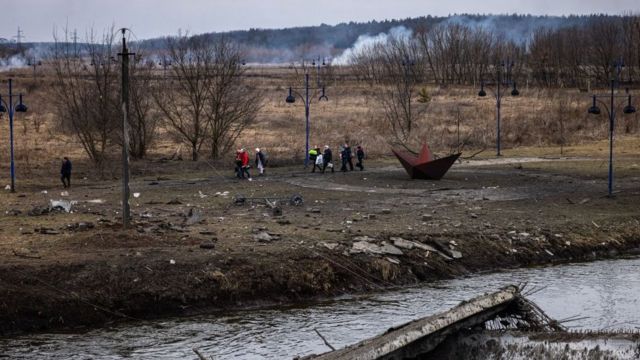 Люди пытаются добраться до Киева