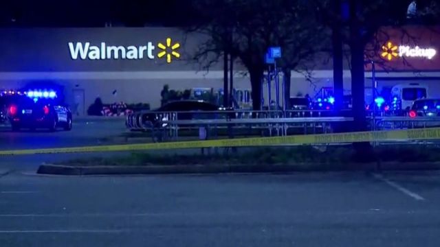 Fachada del almacén Walmart con vehículos de policía en frente.