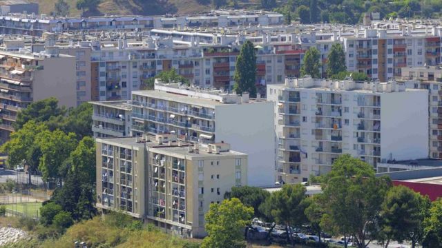 Les cités HLM ( habitation à loyer modéré ) , comme celle-ci, Ariane, à Nice. abritent de nombreuses personnes issues de l'immigration