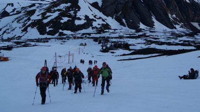 Equipo sube el volcán antuco