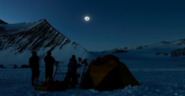 Eclipse solar total: las extraordinarias fotos del evento visto desde la Antártida - BBC News Mundo