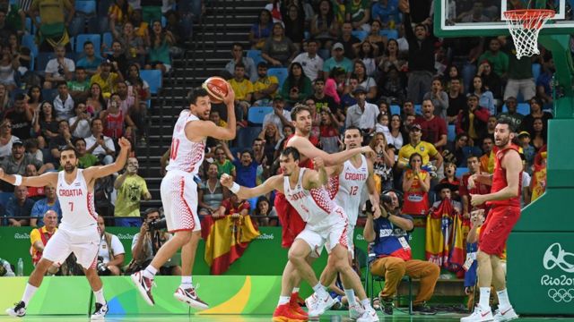 La multitud aplaudió a Croacia y silbó a España que era la favorita.