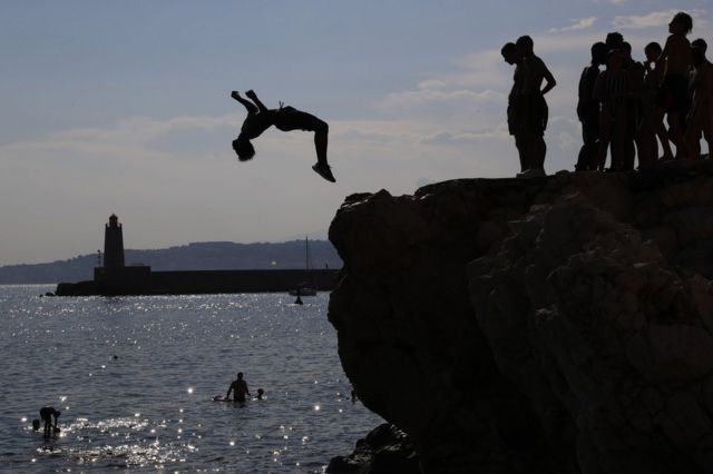 Nica, turisti se kupaju i skaču sa stene
