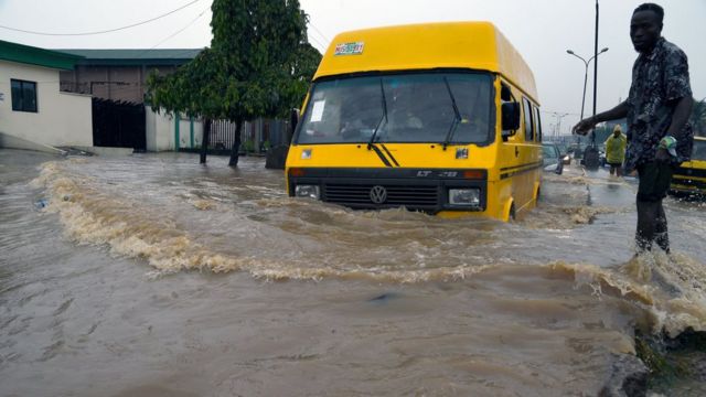 Le 20 octobre 2019, un bus des transports publics roule sur une route inondée de l'Agege Motor Road, dans le quartier du gouvernement local de la ville de Mushin, à Lagos. - Les pluies torrentielles récentes ont inondé de nombreuses routes, maisons et usines, en particulier les embouteillages chaotiques causés par le mauvais état des routes, le mauvais drainage et les pannes fréquentes des véhicules à Lagos, la capitale commerciale du Nigeria.