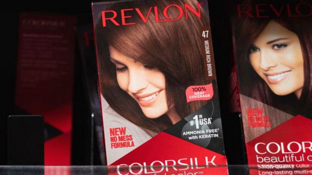 Produtos da Revlon em prateleira de supermercado