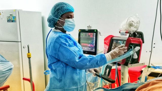 Enfermera panameña durante un turno de trabajo.