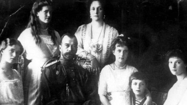 أسرة رومانوف في 1914: من اليسار أولغا والقيصر نيكولاي الثاني وزوجته ألكسندرا أناستازيا زارفيتش وأليكسي وتاتيانا