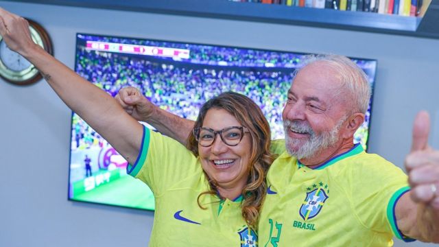 Lula e Janja com a camiseta do Brasil durante a Copa