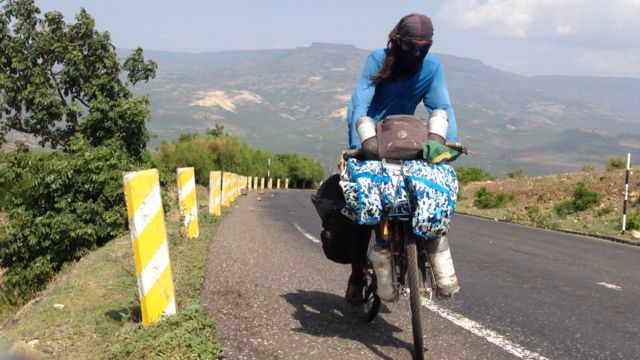 Brasileiro Ricardo Martins em passagem pela Etiópia durante jornada em bicicleta de bambu