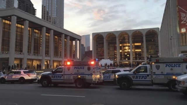 Mobil polisi di depan Opera Metropolitan New York setelah seseorang menebar bubuk misterius di orkestra