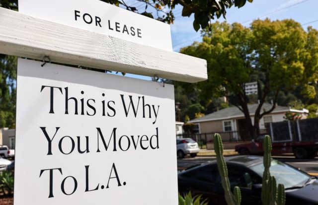 Una casa en alquiler en Los Ángeles, California, Estados Unidos, el 15 de marzo de 2022. El cartel dice "Esta es la razón por la que te mudaste a Los Ángeles"