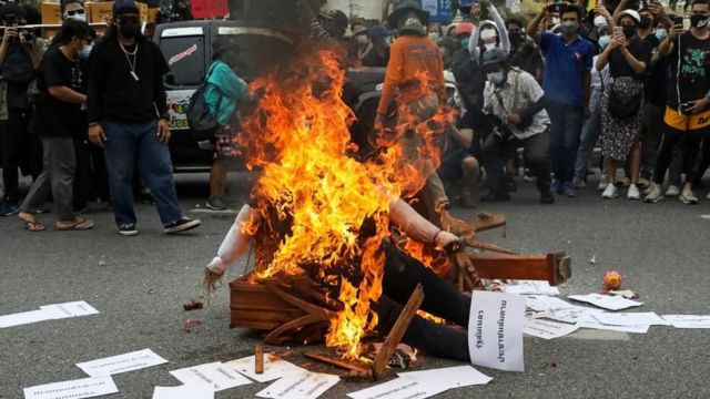ผู้ชุมนุมกลุ่ม "ทะลุฟ้า" เผาหุ่นและศาลพระภูมิเป็นสัญลักษณ์