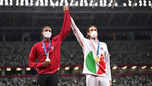 穆塔兹·伊萨·巴尔希姆（左）与意大利的吉安马科·坦贝里（右）在颁奖台上（2/8/2021）