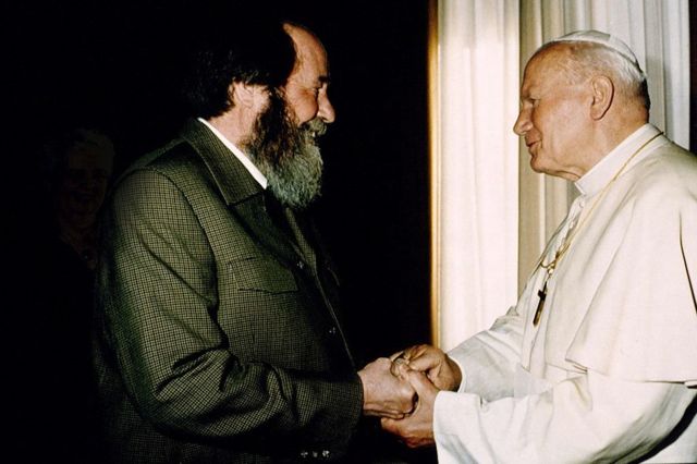 Giáo hoàng John Paul II gặp Alexander Solzhenitsyn tại thư viện riêng ngày 16 tháng 10 năm 1993 ở Vatican
