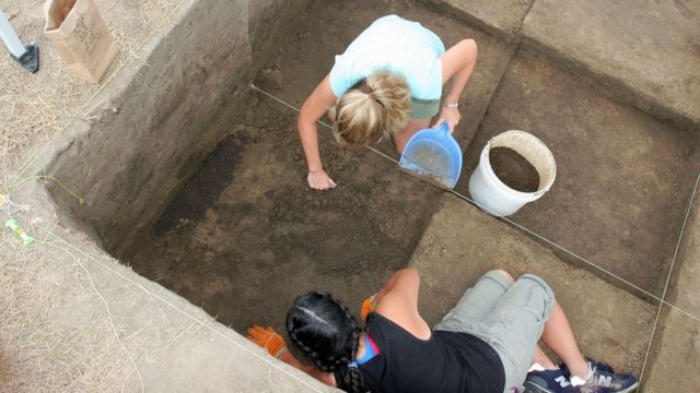 Arqueólogos trabalhando no sítio histórico de Cahokia
