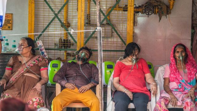 Pasien Covid-19 menerima oksigen gratis di Ghaziabad, Uttar Pradesh.