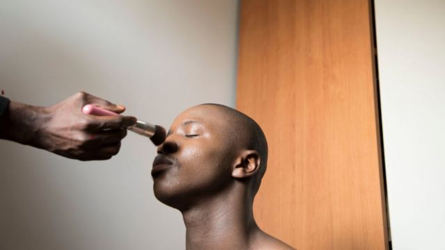 Muchos hombres han decido utilizar maquillaje influidos por las redes sociales.