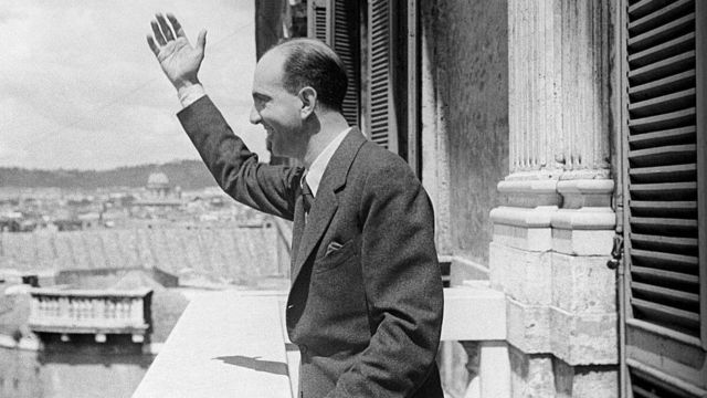 اومبرتو دوم ایتالیا از بالکن رم به جمعیتی که برای تظاهرات سلطنت‌طلبان در سال ۱۹۴۶ جمع شده بودند سلام می‌کند