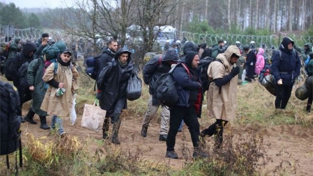 Migrantes cerca de una valla fronteriza en la frontera de Bielorrusia y Polonia