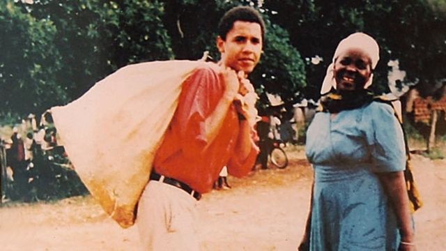 Barack Obama y su abuela en Kenia.