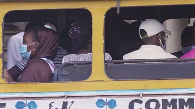 Gente con mascarilla en un autobús en Dakar.
