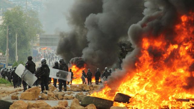 Policías y manifestantes del sindicato magisterial CNTE se enfrentaron violentamente en el sur de México.