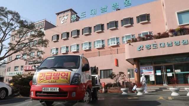 청도대남병원 5층에 위치한 정신병동에 입원해 있는 환자 102명 중 101명이 코로나19 확진 판정을 받았다