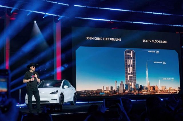 Elon Musk habla durante la fiesta de inauguración "Cyber Rodeo Party" de Tesla Giga Texas el 7 de abril de 2022 en Austin, Texas.