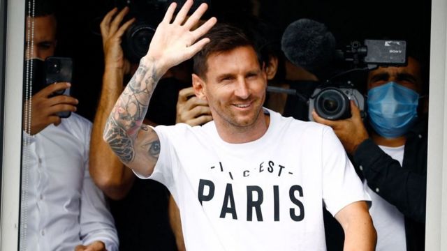 Messi greets fans on his arrival this Tuesday in Paris.