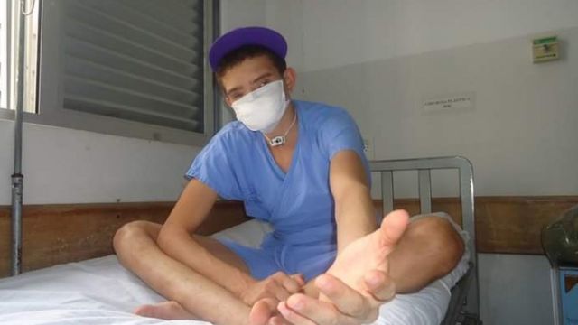 Em foto antiga, Samuel posa em cama de hospital