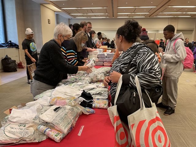 Evento de Project Rousseau para brindar donaciones a migrantes en el Museo Metropolitano de Arte de Nueva York