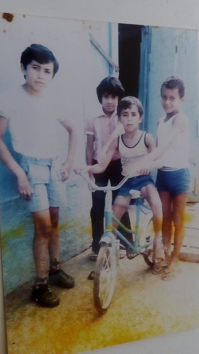 Gil com os irmãos e o primo em frente ao mercado da família em 1976