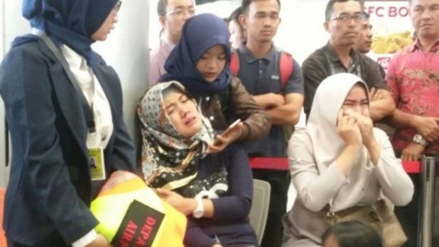 Người thân của hành khách đau đớn sau khi nghe tin máy bay gặp nạn