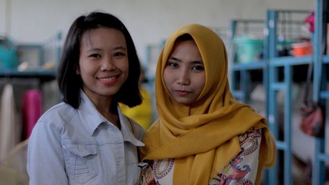 Sukma dan Meri berlatih untuk menjadi pekerja domestik di Indonesia.