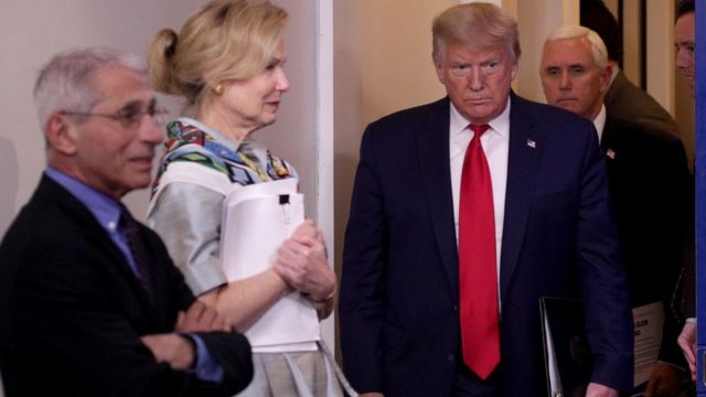 Tổng thống Donald Trump, theo sau là Phó Tổng thống Mike Pence, tại một buổi họp tại Brady Press Briefing Room, Nhà Trắng, hôm 9/4.