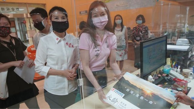 鸿海创办人郭台铭完成主管机关所需8项内容，今天由郭妻曾馨莹（右一）代表递件。(photo:BBC)