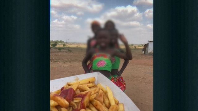 Um homem oferece batata frita para crianças na África