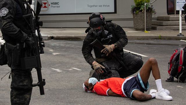 К вечеру воскресенья в американской столице было арестовано 17 демонстрантов