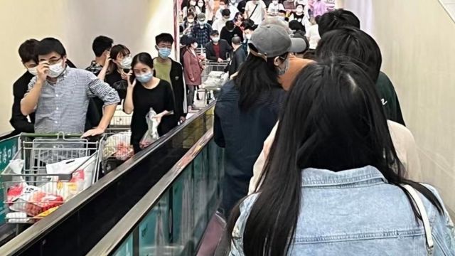 Largas colas en un supermercado de Pekín