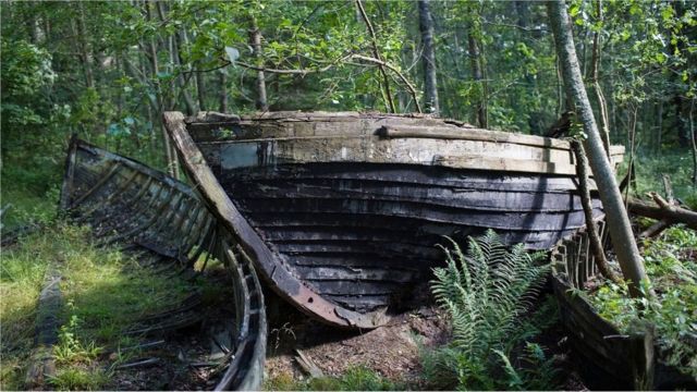 Perahu yang sudah lama ditinggalkan di hutan di luar Mazirbe menceritakan kisah budaya Livonia di bawah pendudukan Soviet.