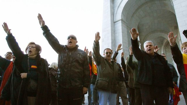 Simpatizantes de Franco realizan el saludo fascista en el Valle de los Caídos.