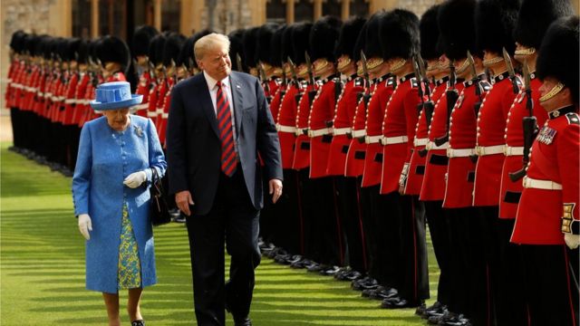 Nữ Hoàng Elizabeth Đệ nhị và Tổng thống Donald Trump duyệt hàng binh danh dự tại Lâu đài Windsor, phía Tây London, chiều thứ Sáu 13/7.