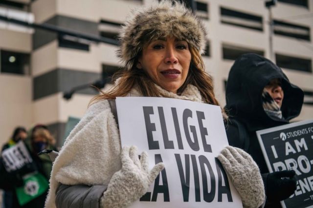 一名女子在德克萨斯州达拉斯举行的堕胎抗议活动中，举着"选择生命"的标语。