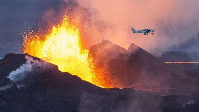 avión pasa al lado de un volcán en erupción en Islandia