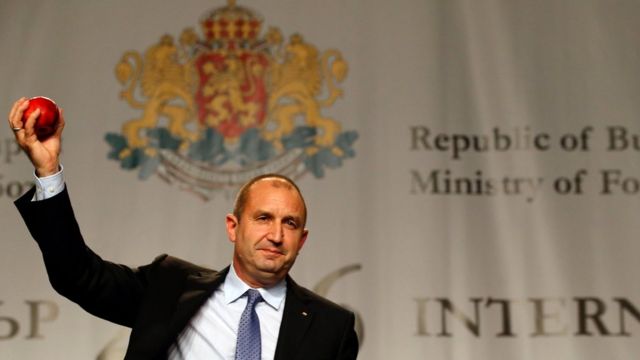 Rumen Radev sosteniendo una manzana.