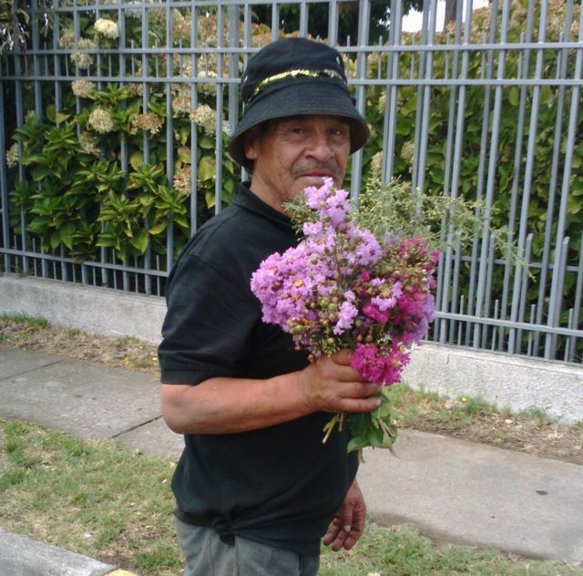 Hombre con ramo de flores